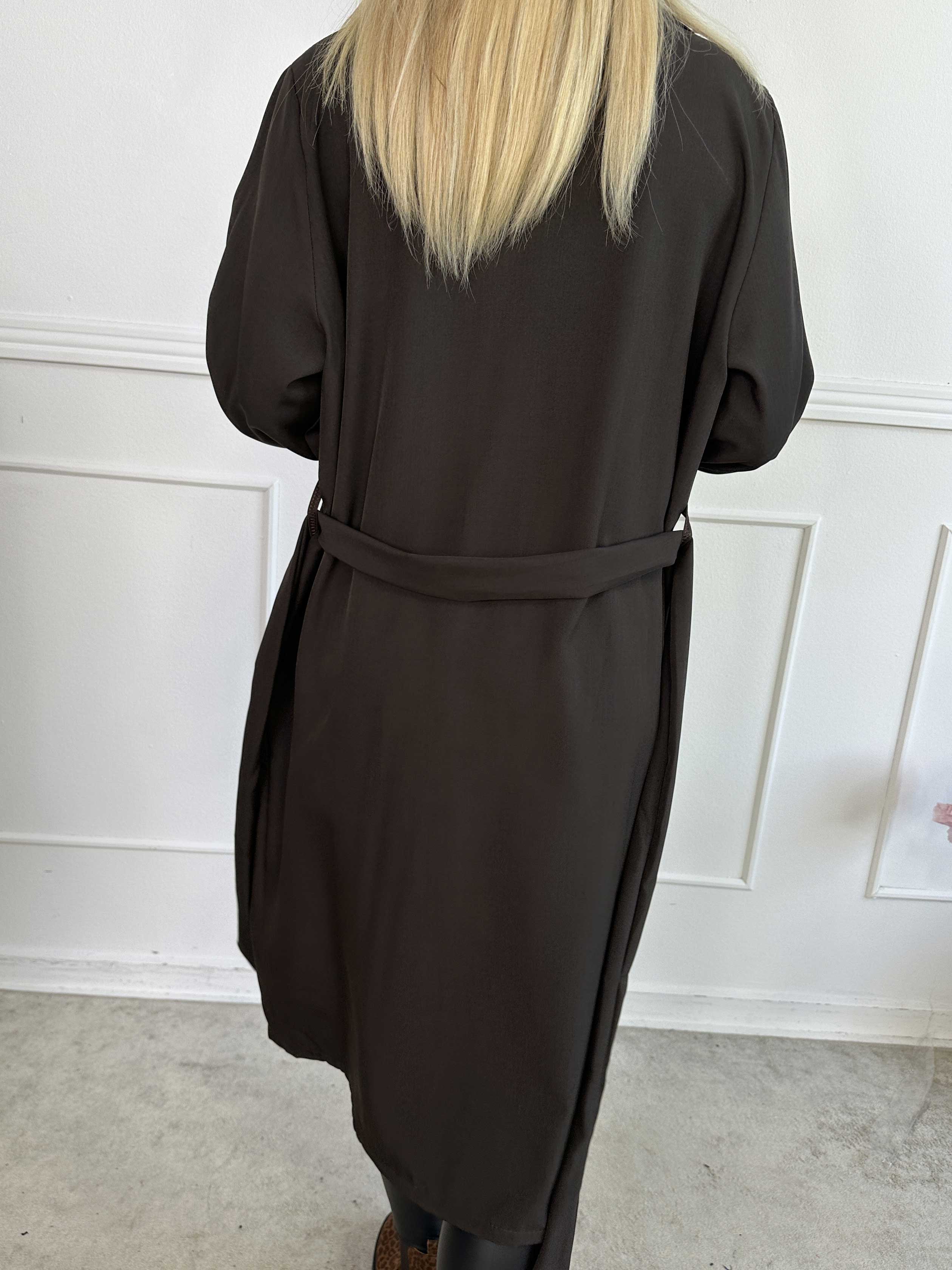 Sharpay - Let plus size trenchcoat med bindebånd
